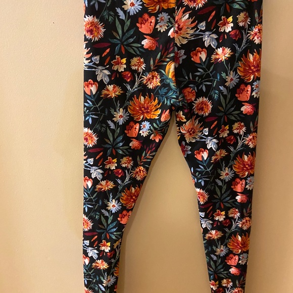 Red Flowers on black leggings - size medium - Picture 3 of 4